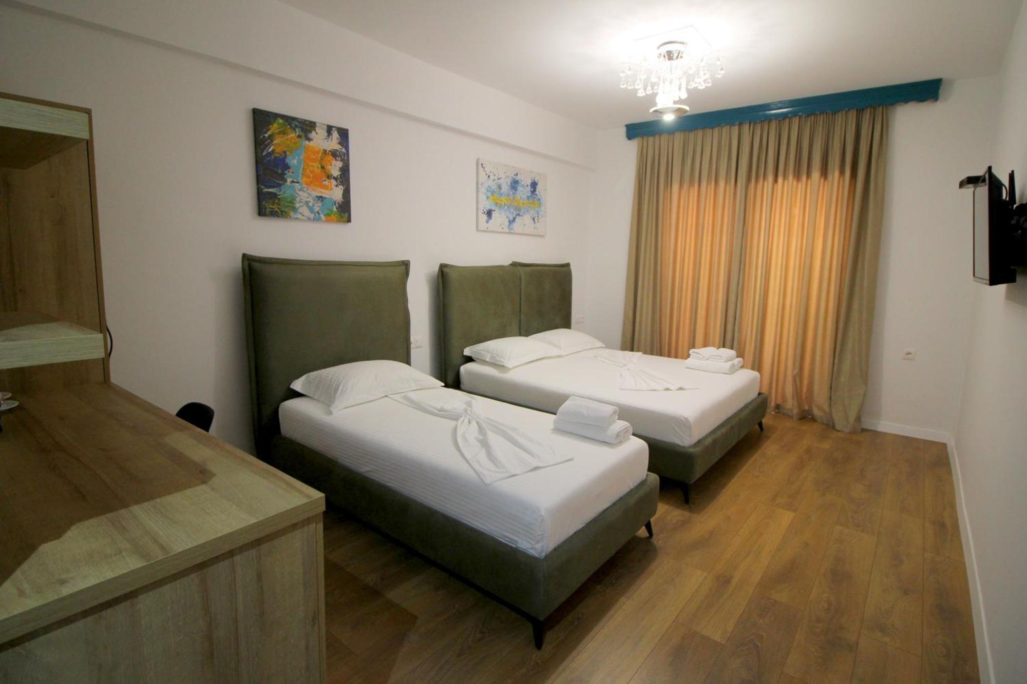 Ortus Hotel Sarandë Exterior foto