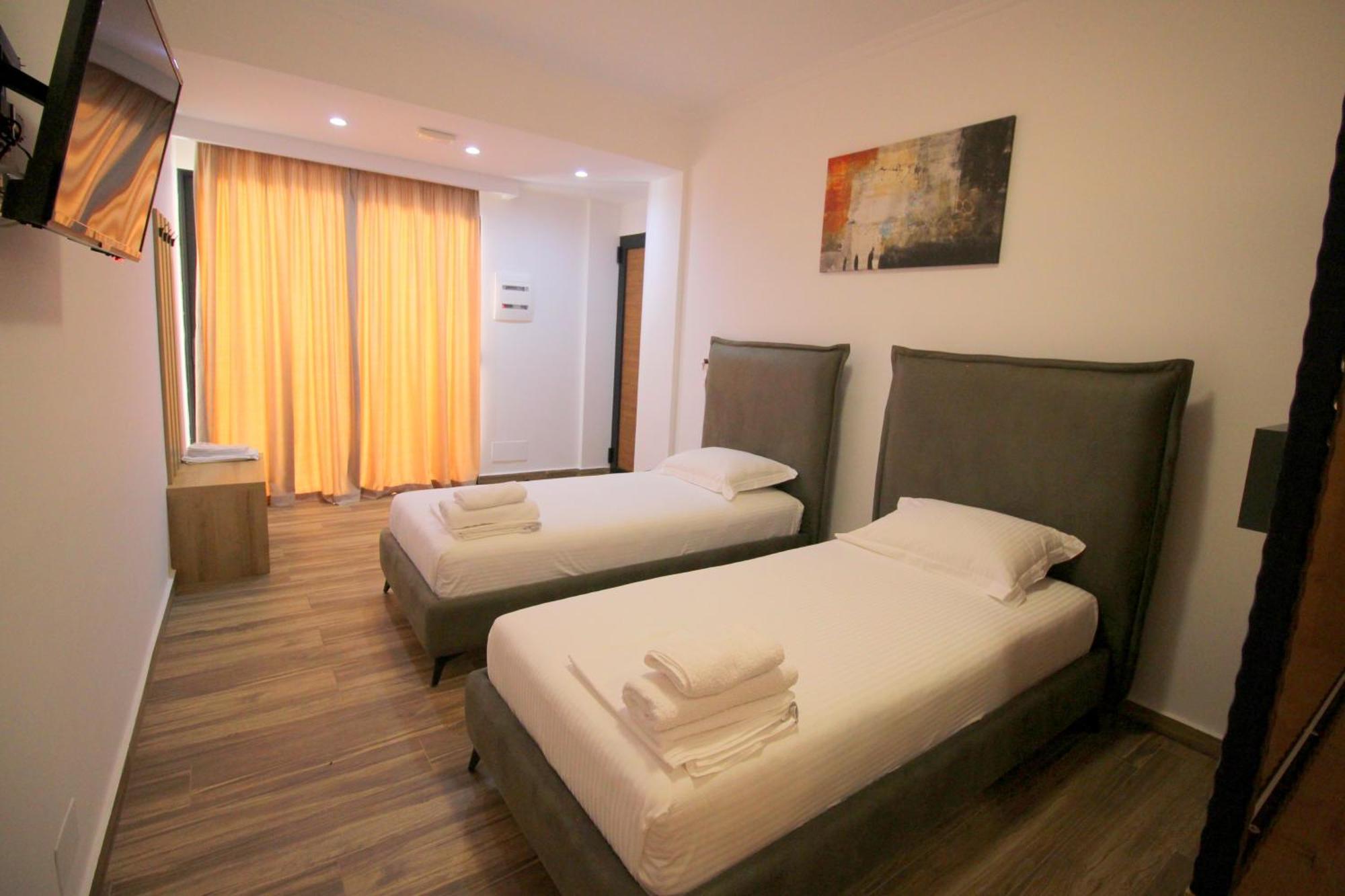 Ortus Hotel Sarandë Exterior foto