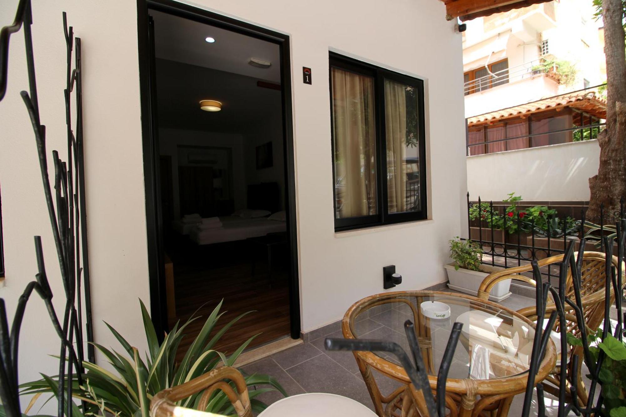 Ortus Hotel Sarandë Exterior foto